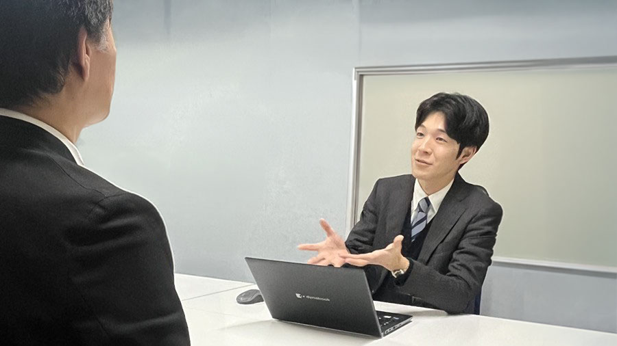 S課長に説明する三栗谷